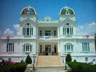 70Yacht-Club_s.JPG