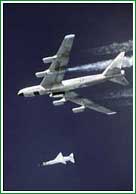 El peque�o avi�n experimental X-43A, (abajo), montado sobre un cohete Pegasus, instantes despu�s de separarse del bombardero B-52 modificado. 