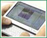 El pulgar se ve inmenso para el teclado: o el tipo es un simio o el teclado es realmente peque�o. La pesadilla del escritor