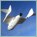 SpaceShipOne en vuelo - Nace un mercado: Tanto el White Knight como el SpaceShipOne son reutilizables, un requisito indispensable para que la iniciativa tenga un aprovechamiento comercial viable. Aunque la nave s�lo brinda la posibilidad de realizar vuelos sub-orbitales, las vistas de la tierra que pueden apreciarse son asombrosas. Para aquellos ricos aburridos de las cl�sicas vacaciones en la playa, hay buenas noticias, el mercado del turismo espacial ya est� en camino.