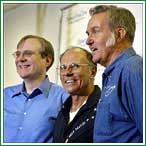 H�roes de la jornada: El financista del proyecto es Paul Allen, cofundador junto a Bill Gates de la empresa de computaci�n Microsoft, quien ya lleva invertidos unos US$20 millones en el SpaceShipOne. Durante el vuelo al espacio sobre el desierto de Mojave, el veterano piloto de pruebas, Mike Nevill, de 62 a�os, estuvo al mando de la nave. Pero el padre del SpaceShipOne es el pionero de la aviaci�n Burt Rutan, un ex ingeniero de proyectos de vuelo de la Fuerza A�rea de Estados Unidos, que ya ha llevado a cabo otras haza�as.- De Izquierda a Derecha: Paul Allen, Mike Nevill y Burt Rutan.