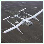 White Knight y el SpaceShipOne volando unidos - Viejas ideas, nueva tecnolog�a: Aunque el White Knight y el SpaceShipOne son dos naves revolucionarias en muchos aspectos, el concepto de lanzamiento desde el aire no fue inventado por los creadores del proyecto. Este esquema b�sico fue desarrollado y probado por el gobierno de Estados Unidos hace unos 40 a�os en un programa conocido como el X-15. Pero la NASA opt� finalmente por una tecnolog�a de cohetes basada en el dise�o de los misiles bal�sticos.