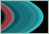 Imagen ultravioleta (coloreada) tomada por la sonda Cassini del anillo A de Saturno. El anillo en su borde interior comienza con una amplia zona roja de material poco denso y termina en su exterior con zonas de elevada densidad (azul turquesa) compuestas principalmente de agua y amon�aco congelados. La regi�n roja del extremo derecho de la fotograf�a corresponde a una regi�n anular de 325 kil�metros de ancho, principalmente vac�a, denominada la brecha de Encke.