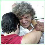 Im�genes de la tragedia: Sipek visiblemente afectado, minutos despu�s de que, cuchillo cazador en mano, cort� a todos los malos que hab�an matado a su Bobo
