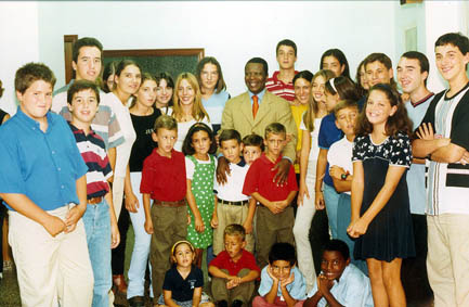 Raul Teixeira junto a algunos componentes del grupo de jóvenes de Bocairente, Orihuela y Villena.