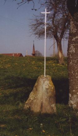 Stone, cross and chapel
at La Magne