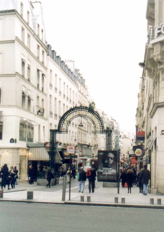 Gate to quartier Montorgueil-St Denis
