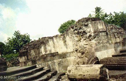 Une �glise se tenait � cet endroit ! Qui l'eut cru? Ici se tenait une �glise ! Maintenant, il n'y a que des blocs de pierre. / Here used to stand a church ! Now, you just find some rocks...