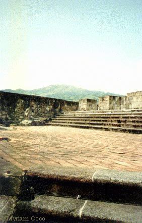 Les marches du th�atre, au fond, la montagne Pel� qui veille... / The stairs of the theater, further, mount Pel�e, sleeping...