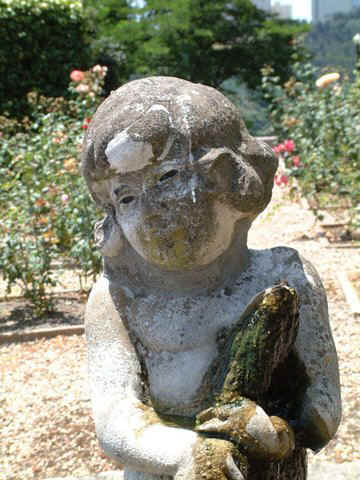 lucia-9-statue.jpg (56781 bytes)