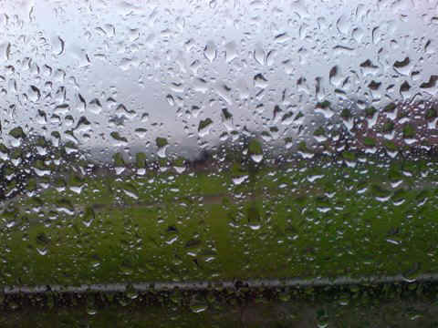 lucia42-vidro-chuva.jpg (62288 bytes)