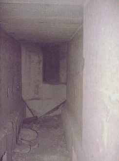 Pasillo con uno de los pozos en el suelo que probablemente se dise�� con trampa