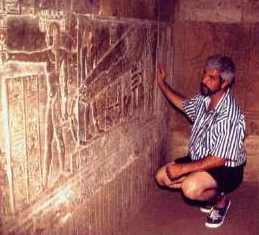 Manuel Delgado junto a las representaciones de las bombillas de Dendera.