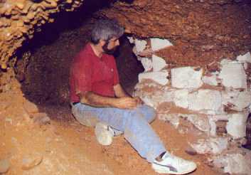 El interior d la gruta natural. Dentro se aprecian una misteriosas estalactitas.