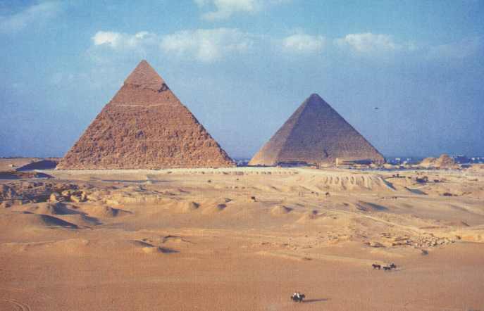 La pir�mide de Kefr�n (izq), y la Gran Pir�mide (dcha).