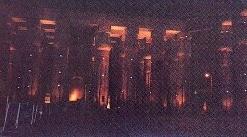 Fotograf�a nocturna en Karnak. Pueden observarse numerosos puntos luminosos distribuidos regularmente y que no se corresponden con ninguna estructura visible.