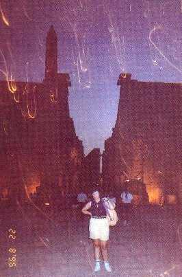 Chispas volantes en el templo de Luxor.El flash imposibilita la doble exposici�n.