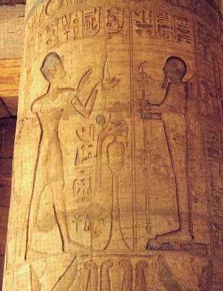 Ramses II ofrece una pirmide al dios Ptah (piel azul). Rameseum de Tebas.