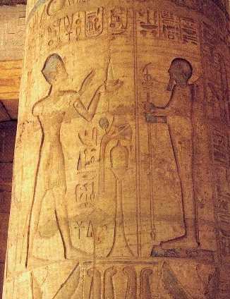 Ramses II ofrece una pir�mide al dios Ptah (piel azul). Rameseum de Tebas.