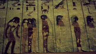 Ser con escafandra y tubos en la tumba de Ramss III en el Valle de los Reyes.