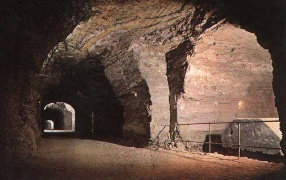 Galera principal del Serapeum: 191.5m de largo donde se abren 23 criptas para albergar los enormes tanques de 60 toneladas.