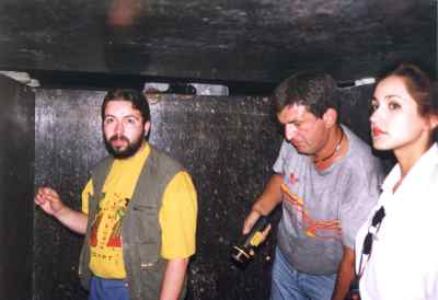 Enorme "sarcofago" con tres personas en su interior. Observense las paredes pulidas a espejo.