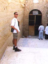 Lorenzo en la entrada al Serapeum.