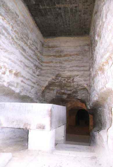 Justo en la entrada del Serapeum, un bloque de 20 tn correspondiente a una tapa de sarcfago que no se  lleg a colocar, indica lo que se va a encontrar ms adelante.