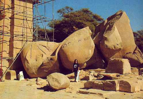 Restos de la estatua de Ramss,  de ms de 1000 tn de peso!!!