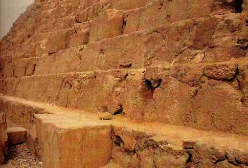 Primer plano del lado Oeste de la pir�mide de Kefr�n. �Resultado de los moldes?