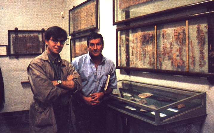 Javier Sierra  y J.J. Bentez ante el papiro de Turn