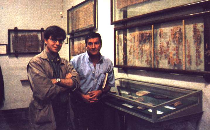 Javier Sierra  y J.J. Ben�tez ante el papiro de Tur�n