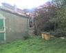 un campetto dietro una casa