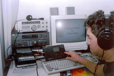 Djaci efetuando suas escutas com o Sony 7600G