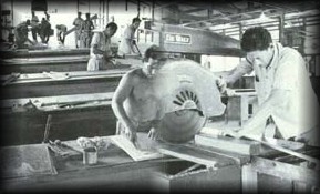 Nas oficinas arts�os treinados pela ICOMI trabalham na fabrica��o e montagem dos m�veis
