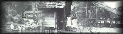 A casa era plantada � beira do rio, em clareira aberta na mata. A �nica via de circula��o era o pr�prio rio; e o �nico meio de transporte era a canoa rasa e comprida - a montaria do caboclo.