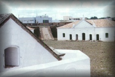 P�tio Interno da Fortaleza com a Capela ao Fundo - Foto Val Fernandes