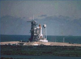 O �nibus espacial Challenger na plataforma de lan�amento