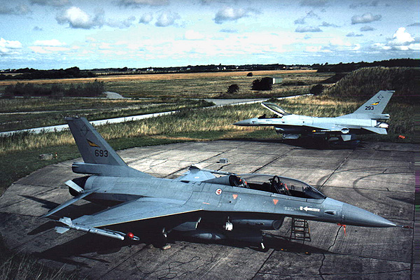 Norwegian F16's at dispersal.