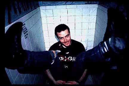 JELLO BIAFRA, ex-vocalista dos DEAD KENNEDYS preso num banheiro!!!