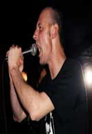 STEVE IGNORANT, ex-vocalista do CRASS e cantando no STRATFORD MERCENARIES, em 1994.
