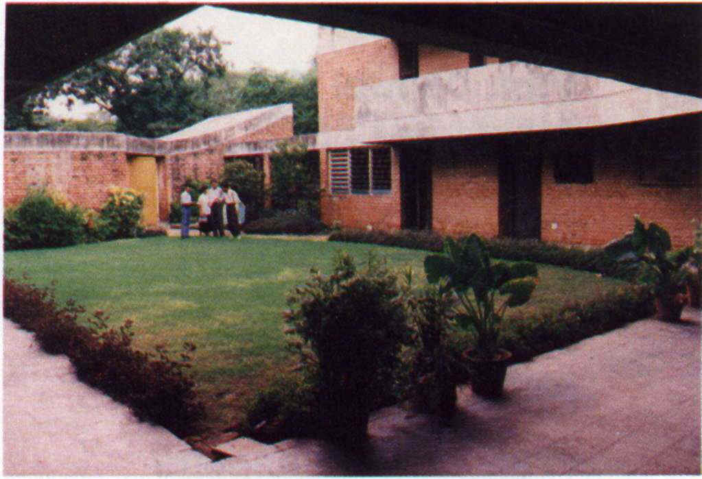 campus.jpg (68593 bytes)