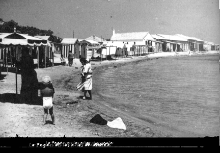 Una vista de casetas en la playa, habitual en la �poca