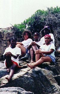 Las chicas and Nkosi on the rocks