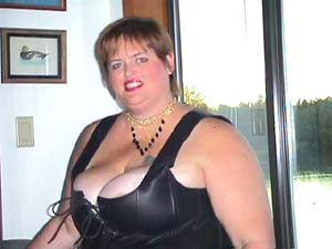KerriLynn, a
confident, voluptuous woman: 6ft redhead, 52H-40-58!!