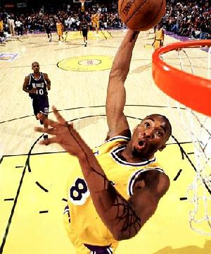 Koeb Bryant esegue la sua specialit�...