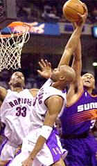 Carter "schiaccia" la difesa dei Suns