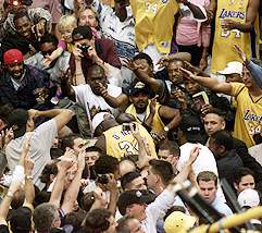 O'Neal festeggiato dal pubblico dello Staples Center