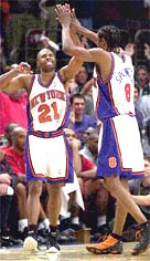 Charlie Ward festeggiato da Sprewell
