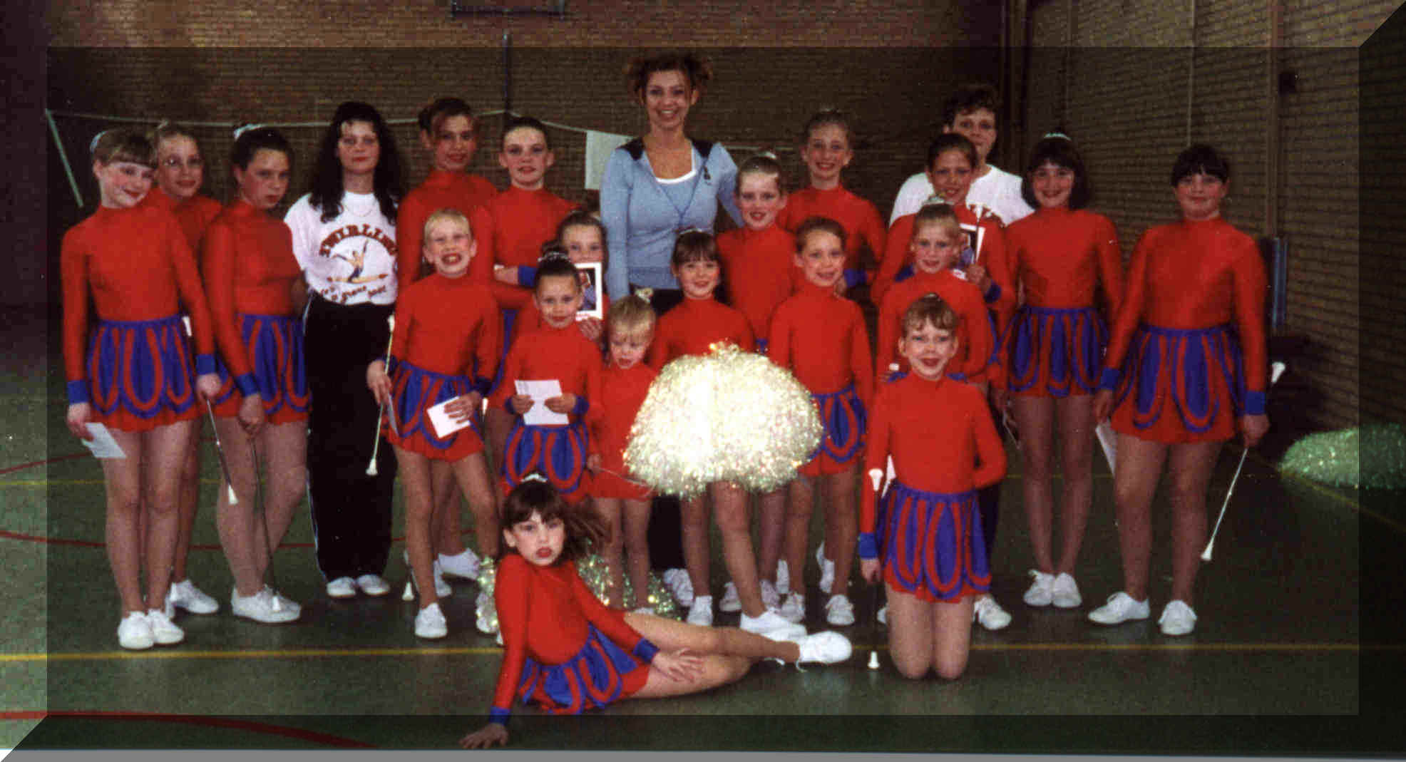 grpfoxkids.jpg (120558 bytes)